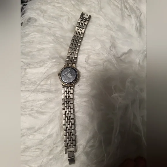 Vintage Gucci Two Tone Woman’s Watch - Picture 7 of 9